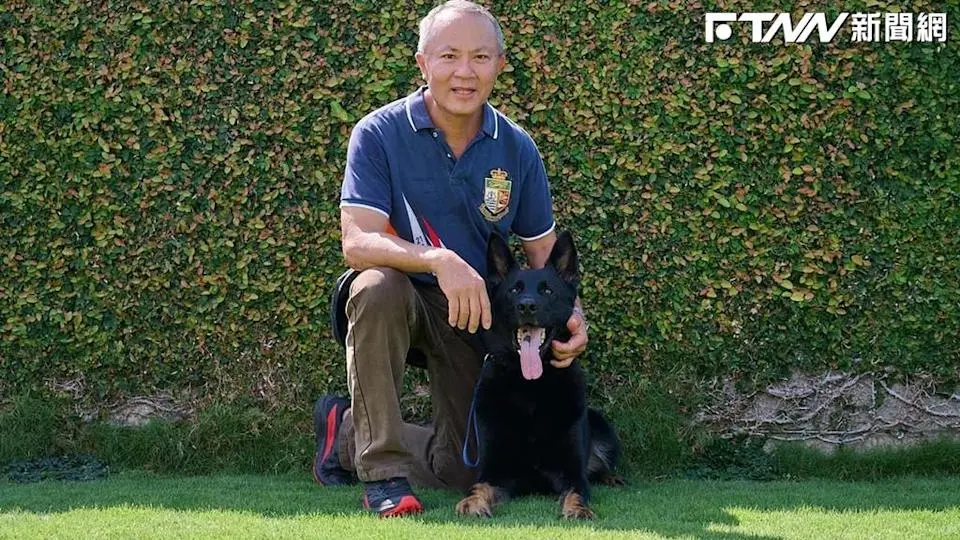 黃德光老師與德國狼犬接受新聞採訪
