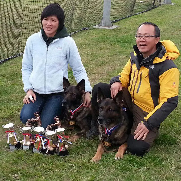 黃德光、邵秀蘭與德國狼犬和獎盃合影